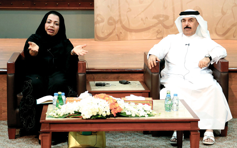 علي عبيد الهاملي وعائشة سلطان خلال الأمسية. الإمارات اليوم