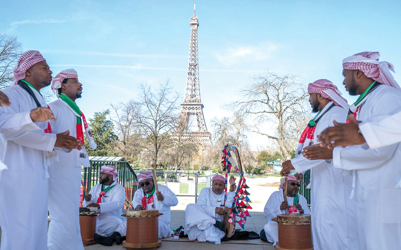 اشتملت العروض على رقصات شعبية تروي سيرة المجتمع الإماراتي عبر الحرف التي مارسها.

من المصدر