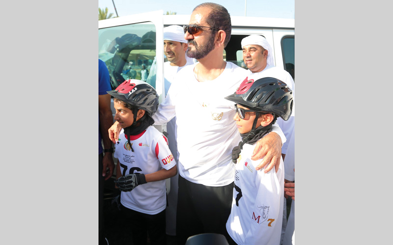 محمد بن راشد شجّع الأطفال وهنأ الفائزين في سباق «خيول البوني». الإمارات اليوم