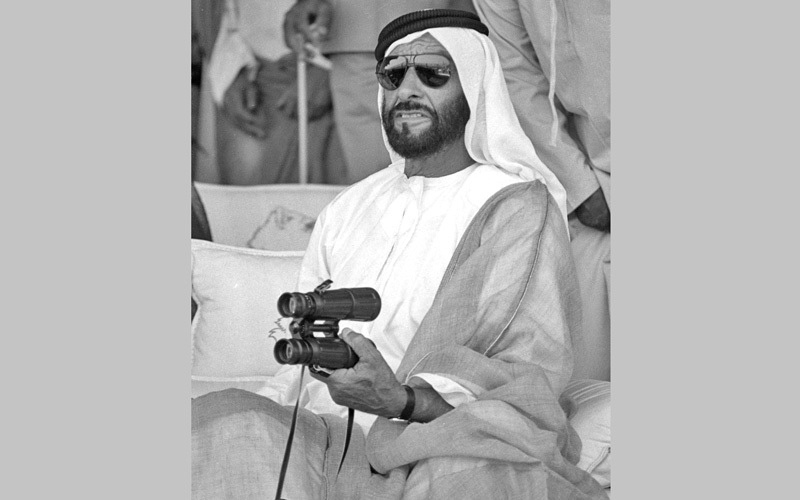 الشيخ زايد بن سلطان آل نهيان خلال سباق الهجن العربية الأصيلة الذي أقيم في ميدان السباق بدبي أبريل 1984. أرشيفية