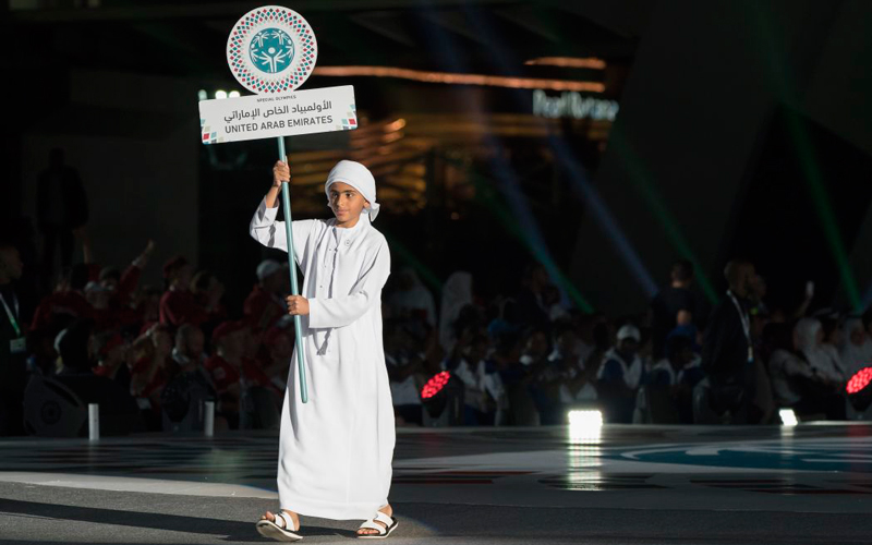 زايد بن نهيان يرفع شعار الأولمبياد الخاص الإماراتي.