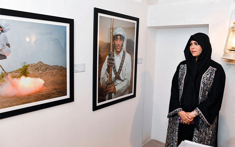 لطيفة بنت محمد تفقدت جنبات المعرض الذي يحتفي هذا العام بمناسبة وطنية غالية هي «عام زايد». الإمارات اليوم
