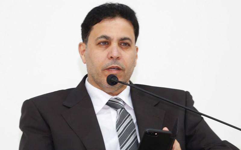 ظاعن شاهين قدم مجموعة متنوعة من قصائده. من المصدر