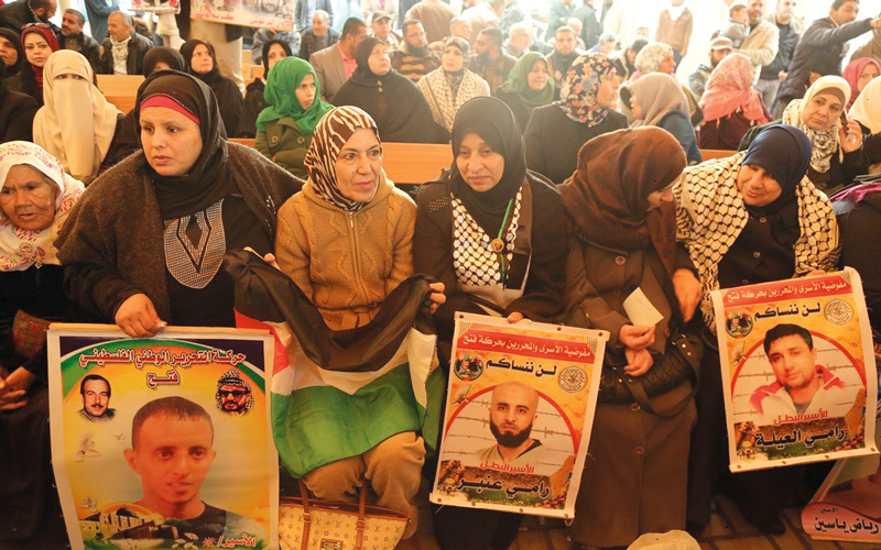 فلسطينييون يتظاهرون للمطالبة بإطلاق سراح الأسرى المعتقلين في سجون الاحتلال. الإمارات اليوم