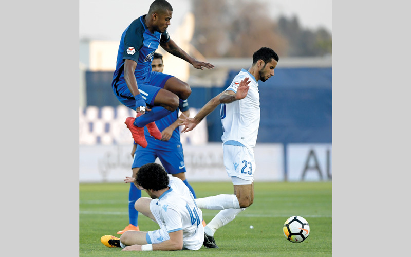 لاعب النصر، البرازيلي مارسيلو سيرينو، يتجاوز مدافع حتا، اللبناني عمر الميداني. تصوير: أسامة أبوغانم