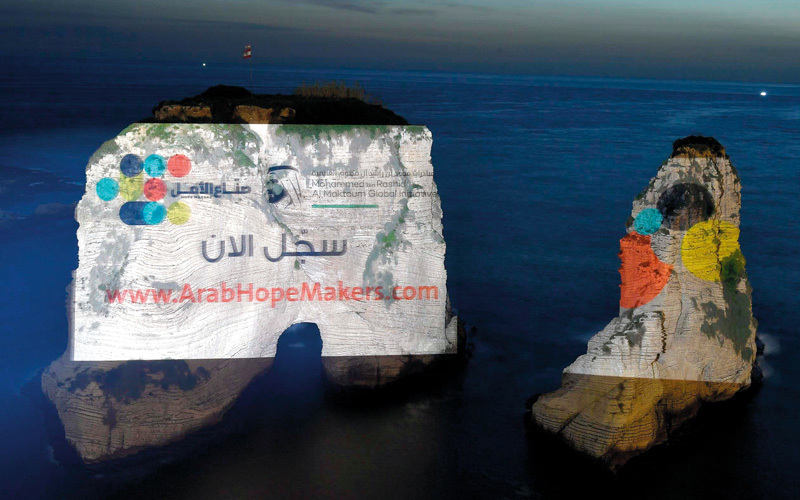 عرض الإضاءة استمر من الساعة السادسة مساءً وحتى منتصف الليل. من المصدر