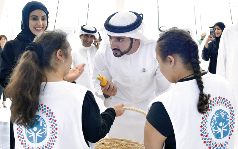 حمدان بن محمد يلتقي مشاركين في دورة الألعاب الإقليمية. وام