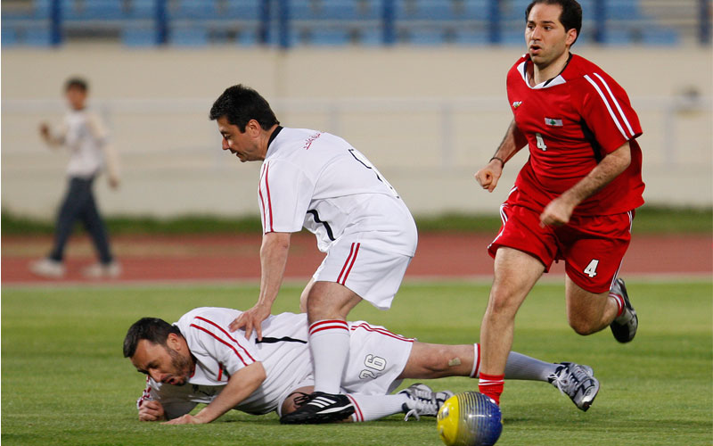 تابع نجم المباراة سامي الجميل طريقه نحو المرمى رغم سقوط النائب الحوت على أرض الملعب-أ.ب