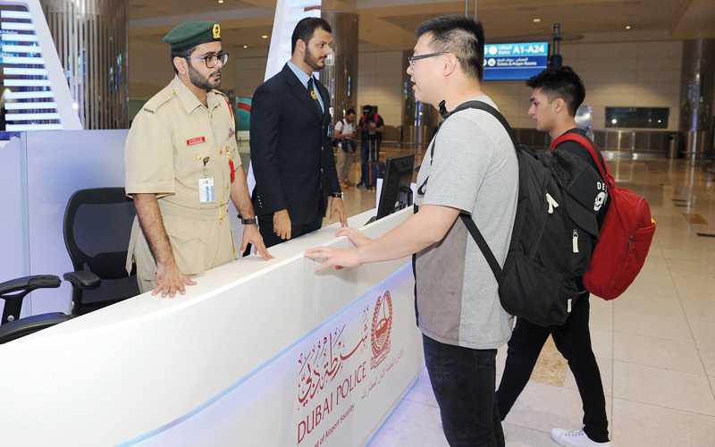 شرطة دبي تتدخل في الكثير من المواقف الإنسانية في المطار لتعيد المقتنيات الشخصية للمسافرين حتى بعد عودتهم لأوطانهم.

من المصدر