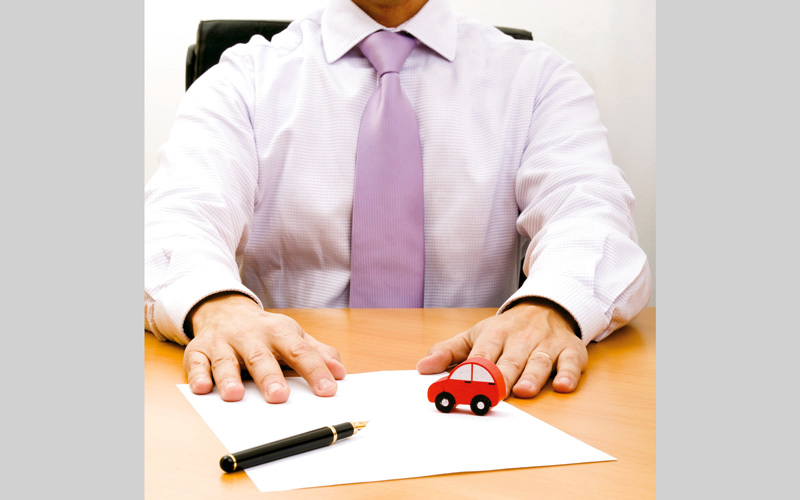 متعاملون يطلبون شهادة الخبرة التأمينية للاستفادة منها في البحث  عن شركة بديلة والتفاوض على سعر الوثيقة. أرشيفية