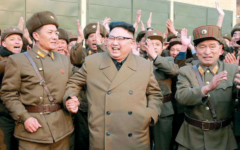 الرئيس الكوري الشمالي وسط جنوده. غيتي
