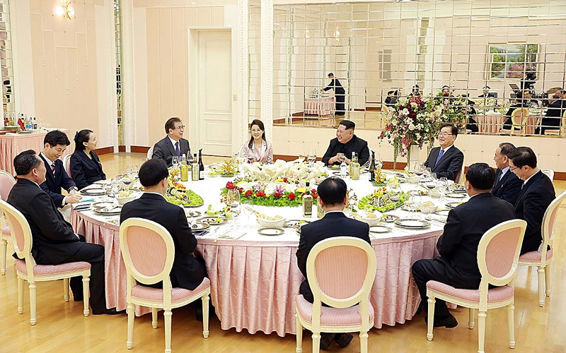 الرئيس الكوري الشمالي يقيم مادبة لوفد من كوريا الجنوبية. غيتي