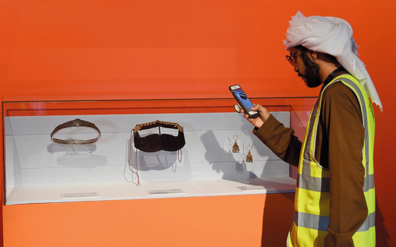 أحد الزوار يلتقط صورة لمعروضات في قسم «الإبداع والهوية في الحلي الإماراتية»

تصوير: إريك أرازاس