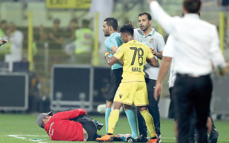 مهدي علي يقع أرضاً نتيجة الالتحام مع لاعب الوصل خليل خميس. الإمارات اليوم