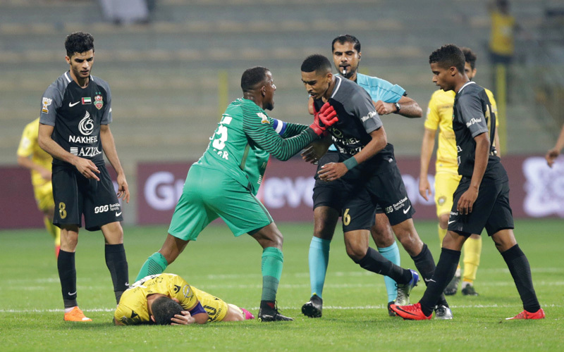 لاعب شباب الأهلي حسن إبراهيم نطح محترف الوصل ليما وخرج بالبطاقة الحمراء. تصوير: مصطفى قاسمي