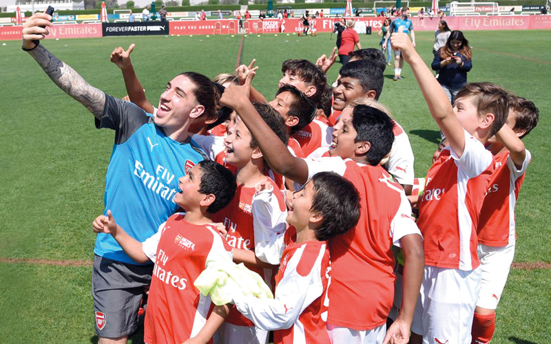 طلبة مدرسة أرسنال في دبي أمضوا يوماً بصحبة نجوم أرسنال. من المصدر