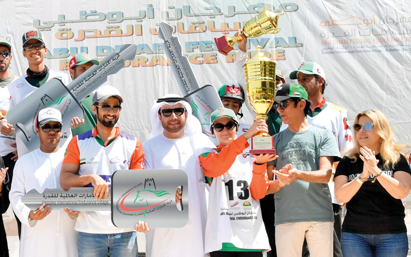 جانب من تتويج الفائزات في مهرجان أبوظبي للقدرة.  تصوير: نجيب محمد