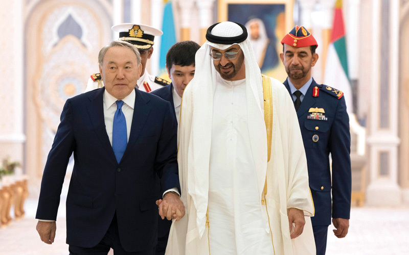 محمد بن زايد خلال استقباله رئيس جمهورية كازاخستان. وام