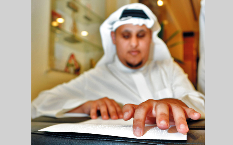 توفير الكتب بطريقة «برايل» يتيح وصول أصحاب الهمم المعاقين بصرياً إلى المعلومات بسهولة. الإمارات اليوم