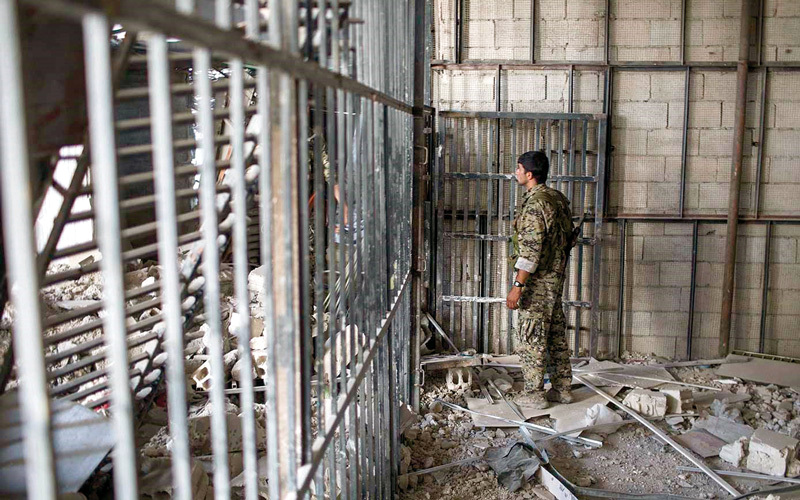 أحد المسلحين داخل سجن من سجون «داعش». أرشيفية