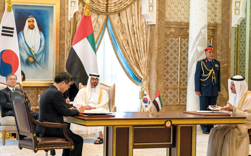 محمد بن زايد ومون جيه شهدا مراسم توقيع مذكرات التفاهم. وام