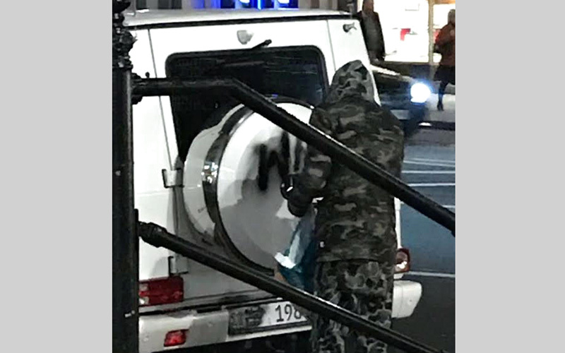 المعتدي يرش مادة صبغية على مركبة الحوسني المتوقفة. الإمارات اليوم