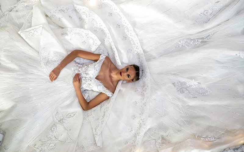 قدمت المنصوري أحدث خطوط الموضة لفساتين الزفاف والسهرة والخطوبة الخاصة بربيع 2018.

من المصدر