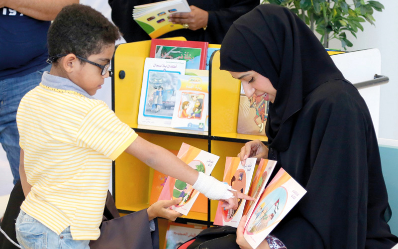 وزيرة &laquo;تنمية المجتمع&raquo; قرأت للأطفال المرضى قصصاً تتناسب مع مرحلتهم العمرية.  من المصدر
