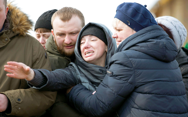 أقارب الضحايا في حالة حزن شديد قبل دفنهم في مقبرة كيميروفو أمس.  رويترز