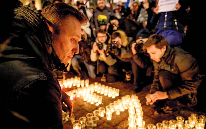 زعيم المعارضة الروسية أليكسي نافالاني انضم إلى الآلاف الذين تجمّعوا لإضاءة الشموع أمام المركز التجاري الذي وقعت فيه الفاجعة.  أ.ف.ب