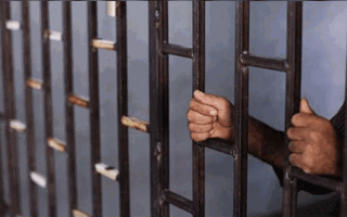 الصورة: سجين ينشر مقاطع مثيرة للجدل على "تيك توك"! .. فيديو