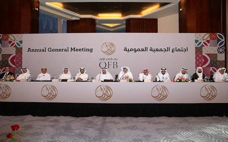 عمومية بنك قطر الأول خلال اجتماعها الذي أوقفت فيه توزيع الأرباح. من المصدر