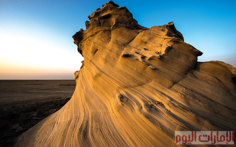 صنعت الطبيعة البكر في صحراء الوثبة، القريبة من العاصمة أبوظبي، تكوينات صخرية من الأحجار الكلسية، نتيجة عوامل التعرية الطبيعية،