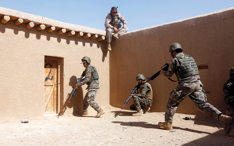 جنود أميركيون يدربون قوات أمنية أفغانية.  رويترز