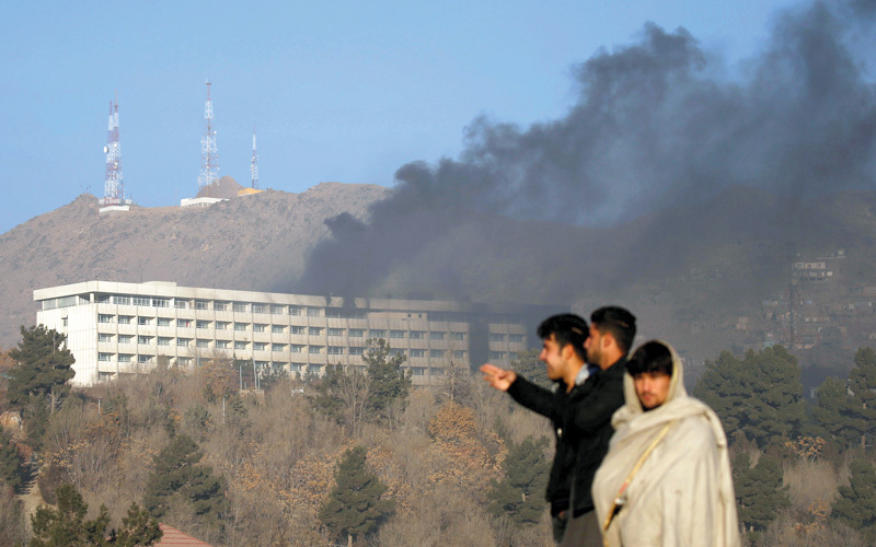 دخان يتصاعد من فندق إنتركونتننتال في كابول الذي  تعرض للهجوم من قبل المسلحين.  رويترز