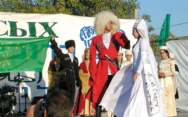 أحد تقاليد أفراح الشراكسة في قرية الريحانية شمال فلسطين. من المصدر