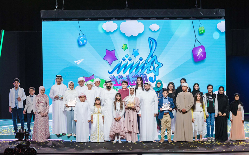 سلطان بن أحمد القاسمي ومحمد حسن خلف يتوسطان الفائزين والمتأهلين والمشاركين في «البرنامج».  من المصدر