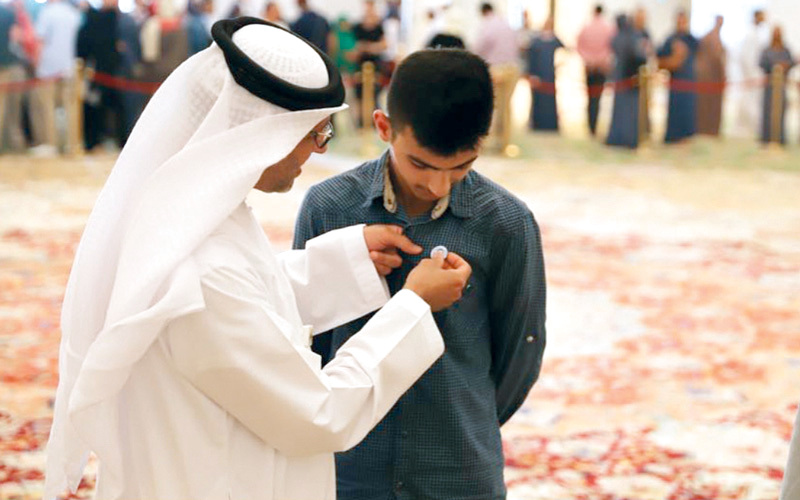 العبيدلي يهدي &laquo;جعفر&raquo; شعار &laquo;عام زايد&raquo;. من المصدر