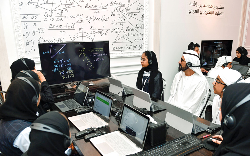 محمد بن راشد تابع مراحل إنتاج الفيديوهات التعليمية عبر منصات العمل المختلفة في «مصنع الترجمة». وام