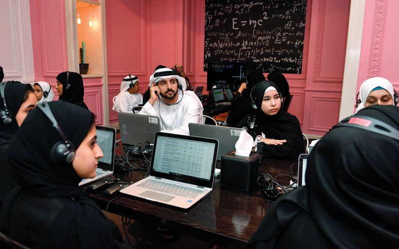 حمدان بن محمد متابعاً جانباً من مراحل إنتاج الفيديوهات التعليمية. وام