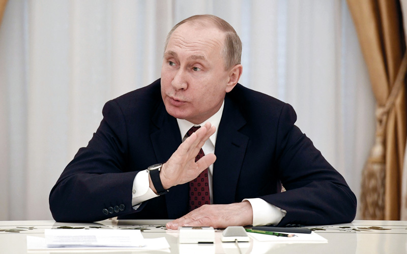 بوتين وأعوانه يسيطرون على مفاصل اقتصاد البلاد. أ.ب