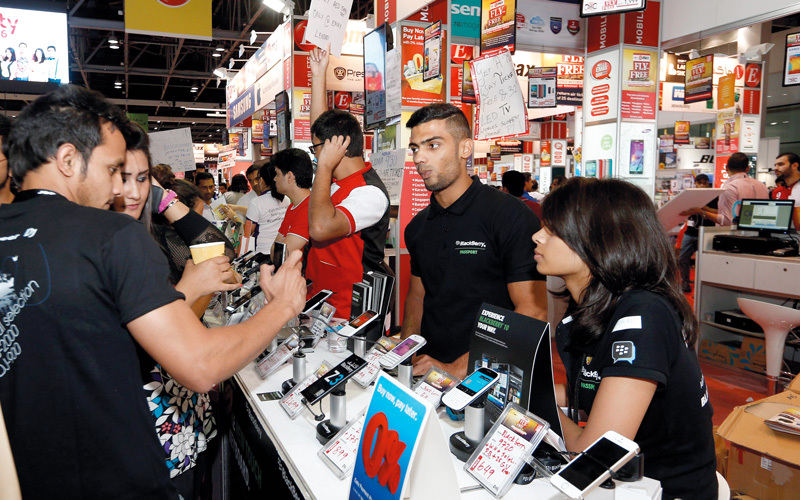 طرح موديلات حديثة للهواتف الذكية يشجّع مستهلكين على شرائها بنظام التقسيط. تصوير: أشوك فيرما