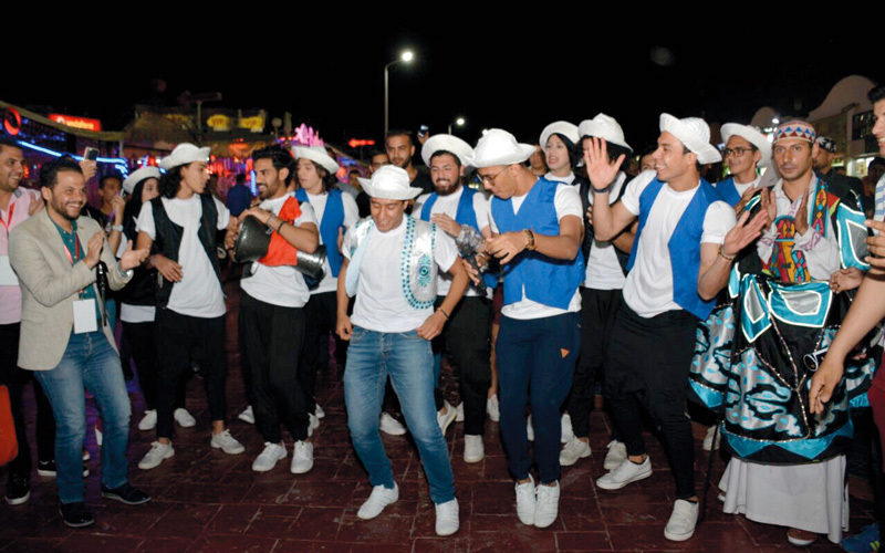 «قصاقيص» البورسعيدية نثرت خصوصية الفلكلور المصري في الشارع. الإمارات اليوم