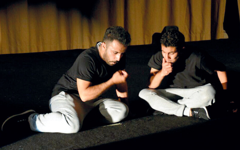 من عرض «لقمة عيش» لفرقة «الدن» العمانية. الإمارات اليوم