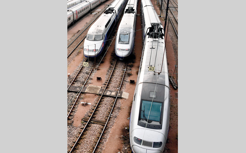 قطارات سريعة تبدو متوقفة عن العمل بسبب الإضراب.  ا.ف.ب