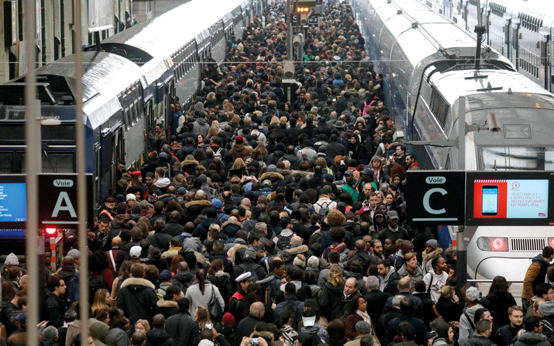 الركاب يتزاحمون داخل إحدى المحطات العاملة. أ.ف.ب