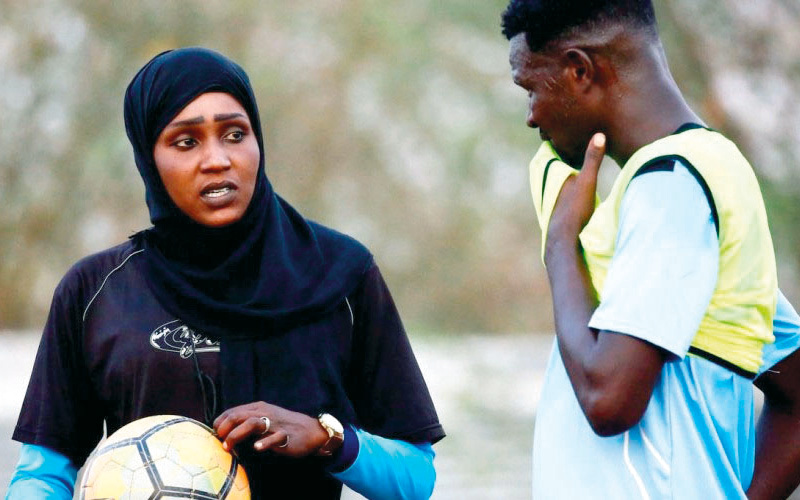 سلمى «السودانية».. تدرّب فريق كرة قدم للرجال