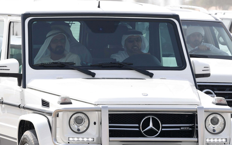 محمد بن راشد خلال متابعته اليوم الخامس لمهرجان المرموم التراثي للهجن العربية الأصيلة. تصوير: أسامة أبوغانم