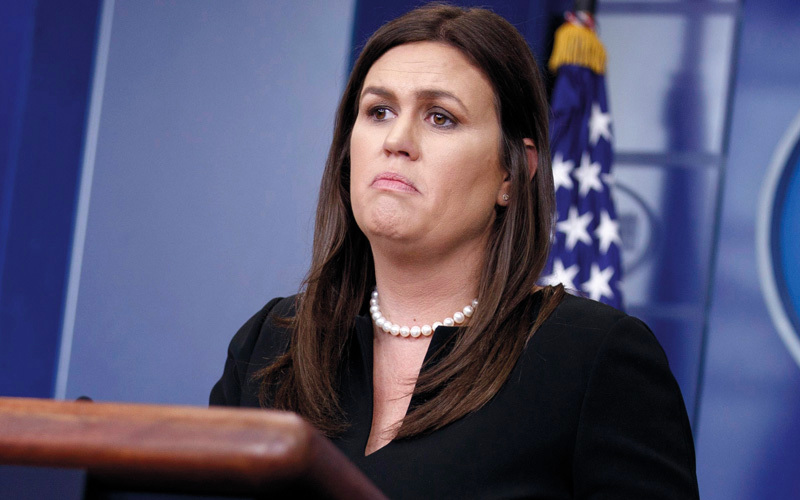 المتحدثة باسم البيت الأبيض سارة ساندرز تتحدث إلى الصحافيين.  إي.بي.إيه