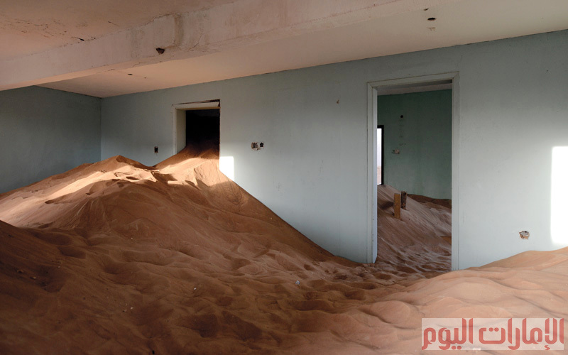 على امتداد طريق المدام - العين، تقع منطقة سكنية مدفونة تحت أكوام من الرمال (الغريفة)، إذ قامت الدولة ببناء مساكن شعبية وتوزيع البيوت على الأهالي، إلا أن الطبيعة كان لها دور الأقوى